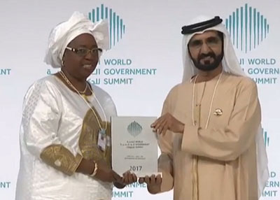 محمد بن راشد يمنح وزيرة صحة السنغال جائزة "أفضل وزير"