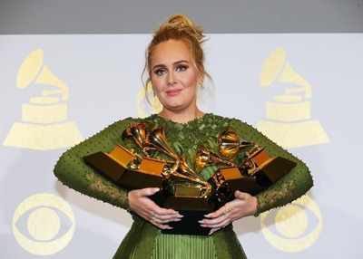 أديل تكتسح جوائز جرامي وبيونسيه تكتفي بجائزتين