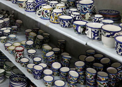 حرفيون فلسطينيون ينعشون الخزف التقليدي بأبعاد فنية جديدة