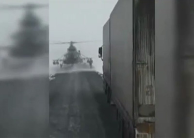 فيديو.. سائق مروحية يحط وسط طريقٍ سريع.. للاستفسار عن وجهته