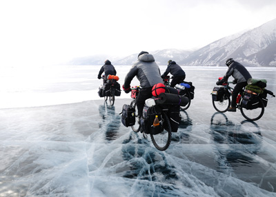 سباق للدراجات الهوائية فوق صفحة بحيرة بايكال المتجمدة