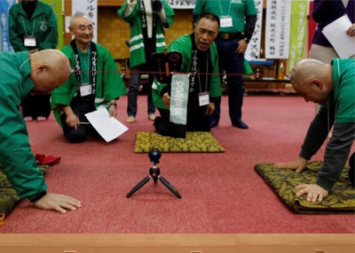 صلعاء يحتفون بصلعاتهم في اليابان