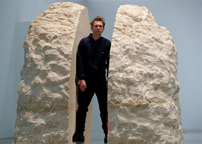 فنان فرنسي يعيش داخل كتلة من الحجر لمدة أسبوع