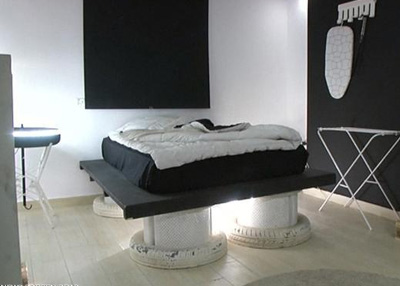 حرفي مصري يحول الخردة إلى أثاث عصري مبتكر