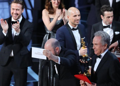 الكشف عن الشخص الذي تسبب في خطأ إعلان أفضل فيلم خلال حفل الأوسكار