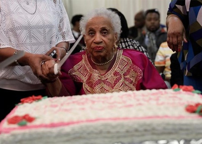 بالفيديو.. ثلاث معمرات في دار للمسنين ببروكلين يحتفلن بتجاوزهن 100 عام