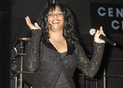 وفاة المغنية الأمريكية جوني سليدج عن 60 عاما