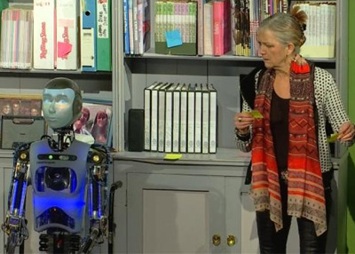 بالفيديو.. إنسان آلي يؤدي بطولة عرض مسرحي