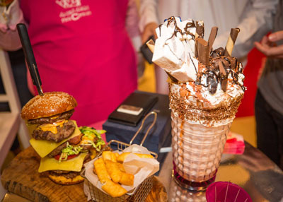 القافلة الوردية تبيع أغلى برغر في العالم بـ 10 آلاف دولار لمكافحة سرطان الثدي