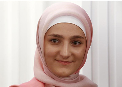 ابنة زعيم الشيشان تعرض أول مجموعة أزياء من تصميمها