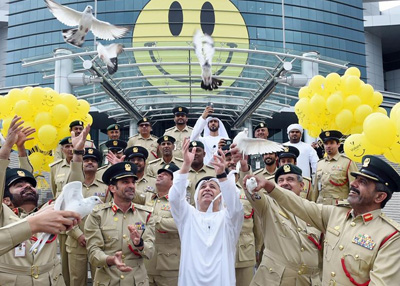 هيئة الطرق وشرطة دبي تحتفلان بيوم السعادة