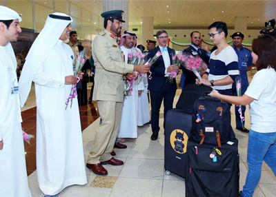 مطارات دبي والشركاء يحتفلون باليوم العالمي للسعادة ويستقبلون الزوار بالورود