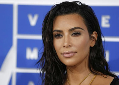 كيم كارداشيان تقول إنها أصبحت إنسانة أفضل بعد سرقة مجوهراتها في باريس