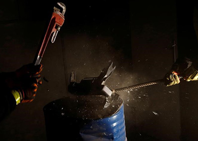 مصريون يفرغون طاقتهم في "غرف الغضب" في القاهرة