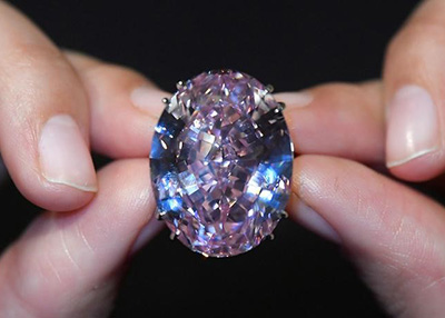 ألماسة "النجمة الوردية" تسجل 71.2 مليون دولار في مزاد محتدم