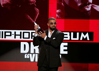 دعوى قضائية للمطالبة بنصيب من أرباح الألبومات الأولى للمغني دريك