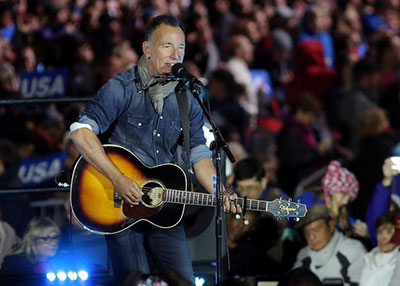 مغني الروك بروس سبرينجستين يقول إنه كافح للعيش في العالم الحقيقي