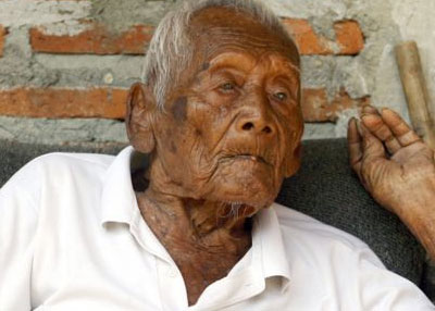 أقارب "أكبر معمر في العالم" يقولون إنه توفي عن 146 عاما باندونيسيا