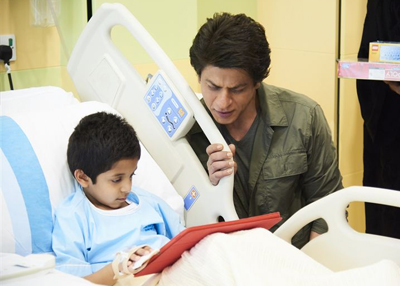 نجم بوليوود العالمي شاروخان يزور مستشفى الجليلة التخصصي للأطفال