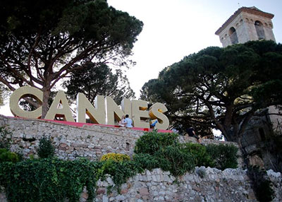 كان الفرنسية تنشر "قوة الزهور" لتعزيز أمن المهرجان السينمائي