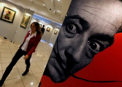 قاض في مدريد يأمر باستخراج رفات سلفادور دالي في إطار قضية نسب