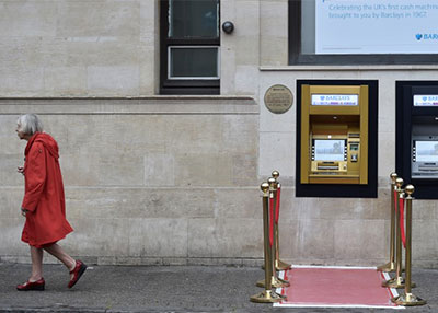 الاحتفال باليوبيل الذهبي لأول ماكينة صرف آلي في العالم