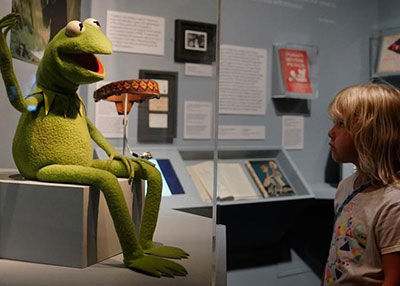 متحف جديد يكرم مسيرة جيم هنسون مبتكر شخصيات (ذا مابيت شو)