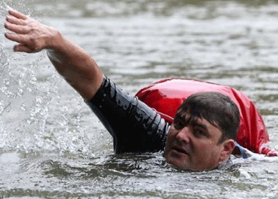 هربا من الزحام.. ألماني يسبح يوميا للذهاب إلى العمل