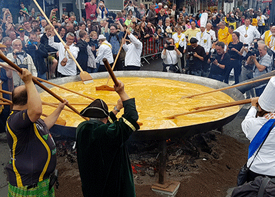 بلدة بلجيكية تعد عجة عملاقة وسط مخاوف بشأن تلوث البيض في أوروبا