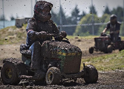 سباق جز العشب في بريطانيا .. اختبار في قوة التحمل على مدى 12 ساعة