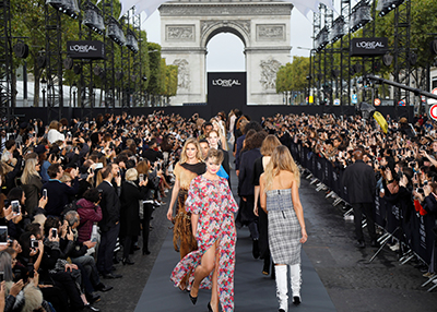 الشانزيليزيه يتحول إلى منصة عرض أزياء في أسبوع الموضة بباريس