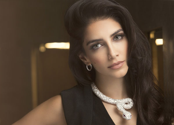 ملكة الجمال “جيسيكا قهواتي” مع لاجئي الروهينغا