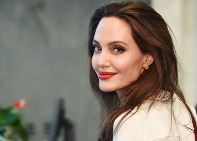 هل ينضم طفل سابع الى عائلة انجلينا جولي؟