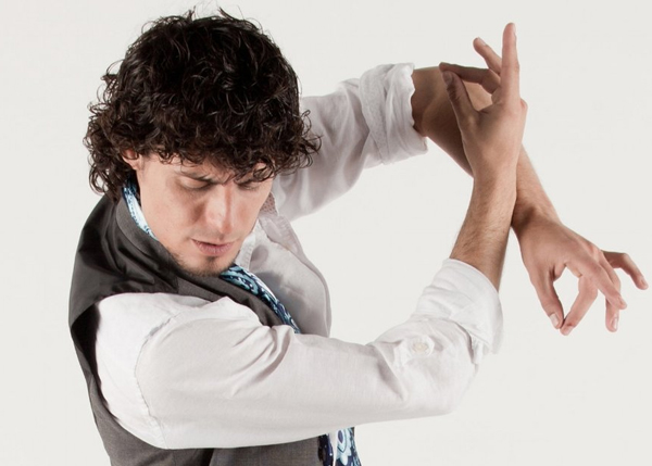 خيسوس كارمونا بسحر الفلامينكو وإيماء الباليه في دبي أوبرا