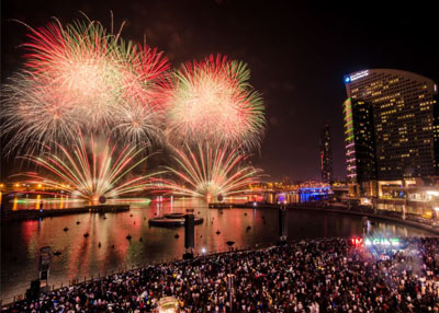 عروض الألعاب النارية في دبي فستيفال سيتي مول