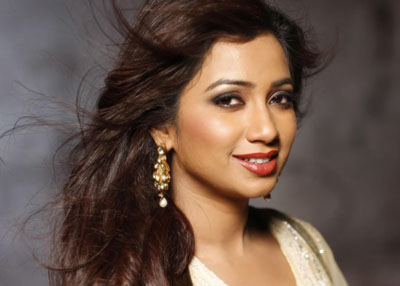 الفنانة "شريا غوشال" في مركز دبي التجاري العالمي