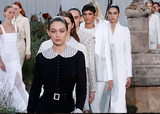 شانيل تقدم عرض أزياء اتسم بالوقار بألوان الأسود والأبيض والرمادي