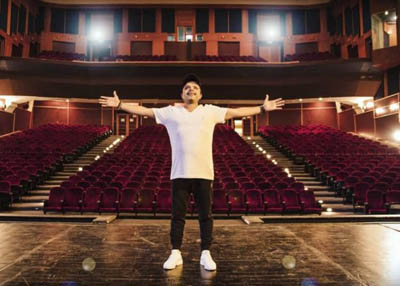 مسرحية محمد هنيدي الجديدة "3 أيام في الساحل " تحقق ارقاماً قياسية