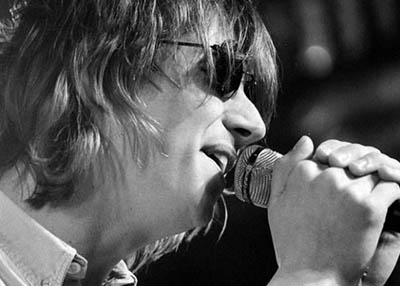 وفاة المغني البريطاني مارك هوليس عن 64 عاما