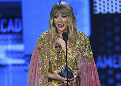 تايلور سويفت تخرج بنصيب الأسد من حفل جوائز الموسيقى الأمريكية
