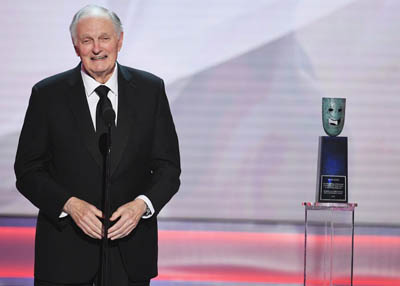 فوز الممثل الأمريكي المخضرم آلان ألدا بجائزة عن مجمل أعماله