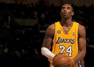 تزايد الطلب على تذكارات أسطورة كرة السلة كوبي برايانت بعد مقتله