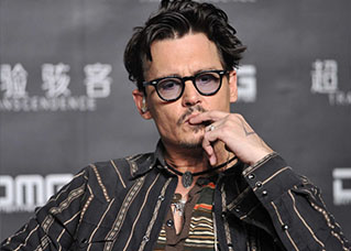 جوني ديب يقاضي صحيفة بريطانية بتهمة التشهير