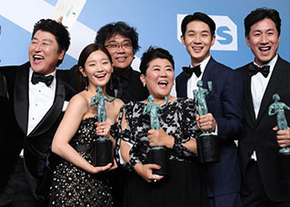 فيلم كوري جنوبي يفوز بجائزة نقابة ممثلي الشاشة وخواكين فينيكس أفضل ممثل