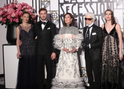 الحفل السنوي الخيري (Bal de la Rose) بدورته الـ 65 يكرم كارل لاغيرفيلد