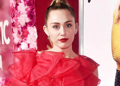 مايلي سايرس تحضر العرض الأول لفيلم (إزنت إت رومانتيك) 