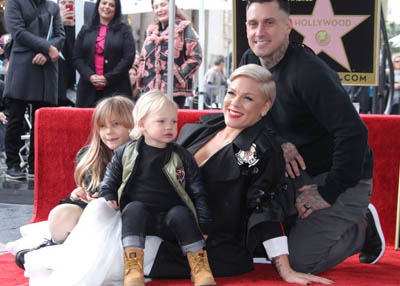 مغنية البوب "بينك" تحصل على نجمة على رصيف الفن والشهرة 