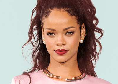 المغنية ريانا تقاضي والدها 